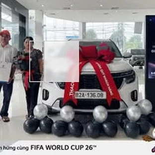 Kia Kon Tum - Hỗ trợ khách kiểm tra xe trước khi nhận.