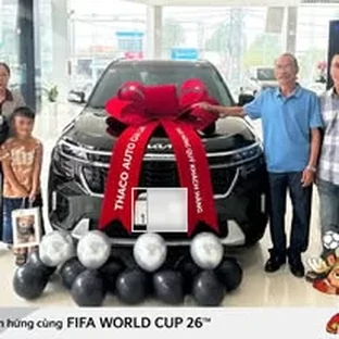 Kia Kon Tum - Khách hàng nhận xe sau khi hoàn tất thủ tục.