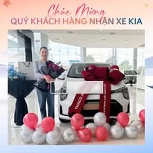 Kia Kon Tum - Hỗ trợ khách kiểm tra xe trước khi nhận.